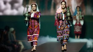 Модный показ национальной женской одежды состоялся в Душанбе