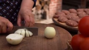 Готовим жареные говяжьи котлеты с овощами и сытным супом.