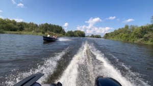 По старице Волги на лодках