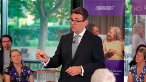 Нового премьер-министра Великобритании не признали в доме престарелых.
