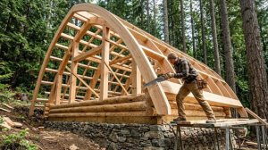 Строительство бревенчатого дома 🏠 с арочной крышей с нуля: возведение из дерева и камня