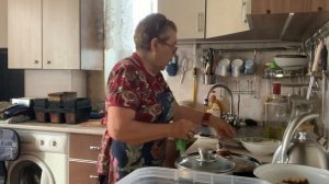 Занимаюсь на кухне ерундовый работой.