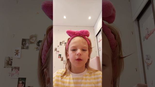 крашусь но когда в песне прозвучит еë название я должна прекратить. 😟
