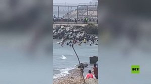 آلاف المهاجرين من المغرب يقتحمون مدينة سبتة للوصول إلى إسبانيا