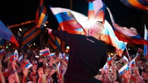 SHAMAN показал свой новый клип «Душа нараспашку» на фасаде американского посольства