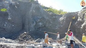 Строительство, шахтёры используют бамбуковые палки что бы скинуть песок