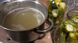 Заквасила огурцы
