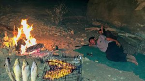🥇🔥 Dangerous Night on a Remote Island | Sleeping by the Fire & Wild River Fishing 🏝️🌙🐟
