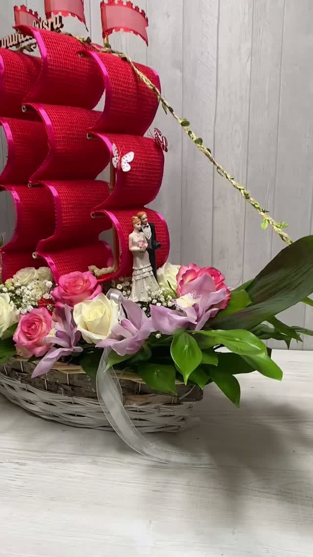 Корабль из живых цветов на свадьбу