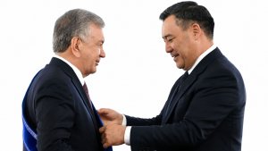 Садыр Жапаров вручил Шавкату Мирзиееву орден «Манас» I степени
