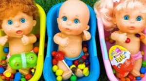 Успокаивающее видео: смешиваем конфеты Skittles  в трёх радужных ванночках— ASMR