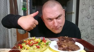 мукбанг/обжорыч/еда на камеру/мясо жареное,салат овощной/