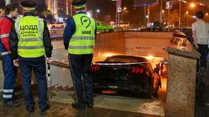 Кадры ДТП с Mustang, вылетевшим на лестницу станции столичного метро