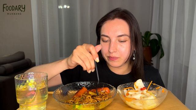 МУКБАНГ  ЧЕРНАЯ ЛАПША СОСИСКИ ЭКОНАД 