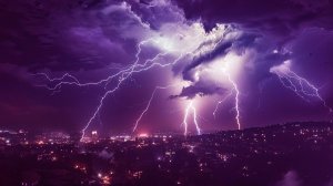 Грозы с дождем и близкими разрядами молний 23/07/2026