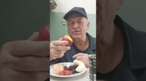 На десерт маракуйя и ягоды. Приятного всем аппетита.