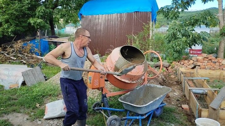Баньку строим
