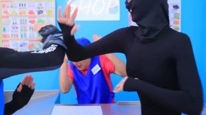 НОВЕНЬКУЮ ЗАКРЫЛИ В СЕКРЕТНОЙ КОМНАТЕ?! 🚪 Жесткий обыск в колледже!
