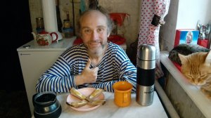 Завтрак с котями. Взвешивание. Опять мало спал. Мукбанг. Обжор. Еда на камеру. Диета. Шизофрения.