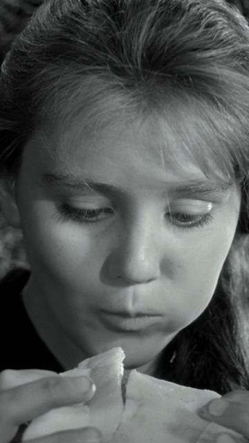 "Маленький кусочек сала..." (отрывок из к/ф "Баллада о солдате") #shorts #мосфильм
