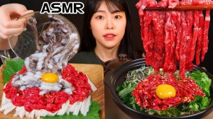 Мукбанг - морепродукты и лапша с чёрным соусом - крупный план
