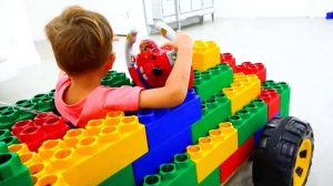 Влад и Никита играют с игрушечной машинкой и цветными блоками