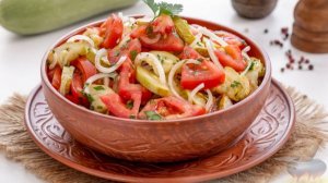 САЛАТ ИЗ ЗАПЕЧЁННЫХ КАБАЧКОВ С ПОМИДОРАМИ И ЛУКОМ