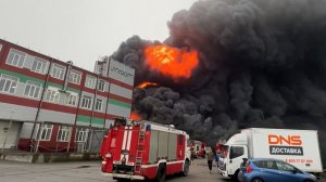 У горящего во Владивостоке склада ДНС начала рушиться крыша