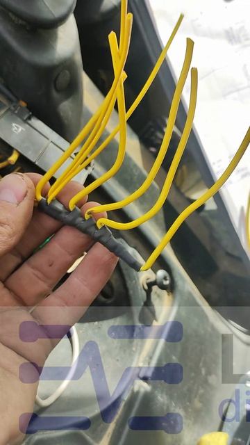 Ёлочка проводов заделана клеевой термоусадкой и пока выглядит не очень, но это пока..