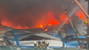 Мощный пожар охватил склад ДНС во Владивостоке