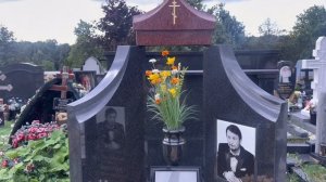 БЕЗ ЛИШНИХ ГЛАЗ : ФИЛИПП КИРКОРОВ ТАЙНО ПЕРЕЗАХОРОНИЛ УРНУ С ПРАХОМ МАМЫ НА ТРОЕКУРОВСКОМ КЛАДБИЩЕ