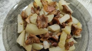 Жареная картошка с грибами. Лисички с картошкой.