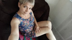 Горячие красотки расслабились перед камерой шикарные женщины показывают себя смотреть видео