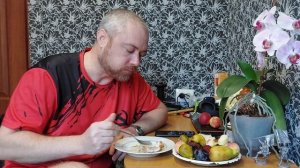 Мукбанг. Про надменность. Макаронии с курицей и фрукты