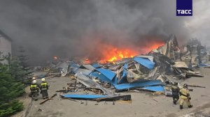 Крыша горящего склада ДНС во Владивостоке полностью обрушилась