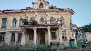 Бежецк. Памятник балалайке. Старинное здание разрушается.