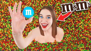 Кто Быстрее Найдет M&M's в Бассейне  Челлендж