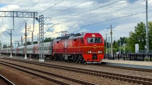 С Днëм Железнодорожника! ЭП2К 215 с пассажирским поездом 131Г СПб - Ижевск следует через ст. Любань