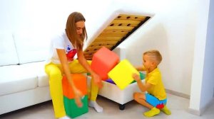 Влад, Никита и мама играют с разноцветными кубиками