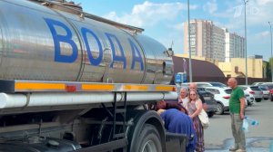 В Тюмени началась централизованная раздача бесплатной питьевой воды.