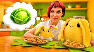Маша Капуки учит зайчиков Лаки и Миними готовить солянку из морковки и капусты 🥬🍲 | Для детей