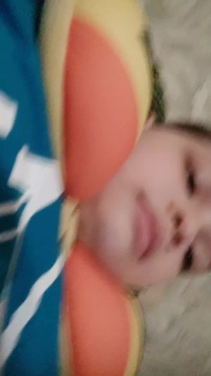 Я играю в млоденчика в жёлтом!!!