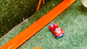 Крис и Ники играют с игрушечными машинками Hot Wheels Racer Verse
