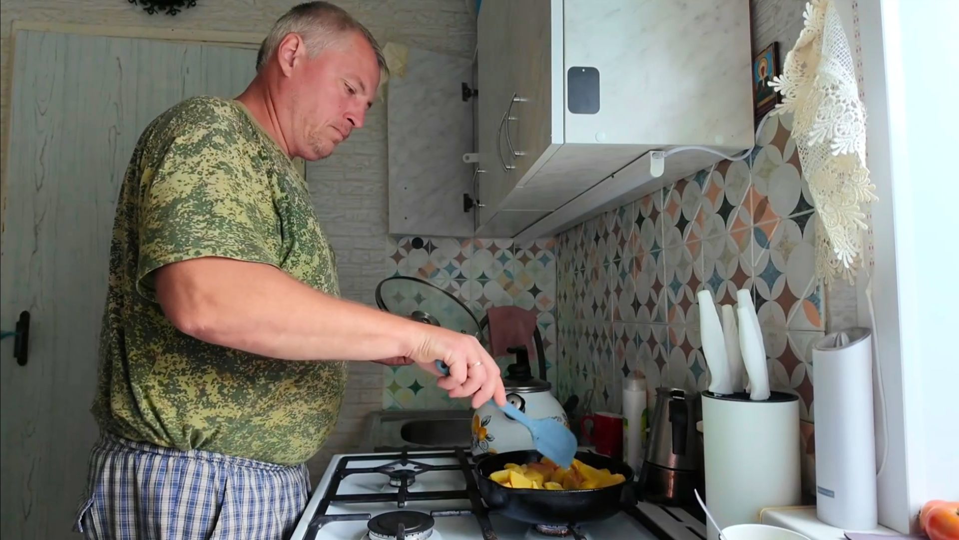 МОЖЕМ СЕБЕ ПОЗВОЛИТЬ. ПРИШЁЛ ЗАКАЗ, НАДО ВЫКУПАТЬ