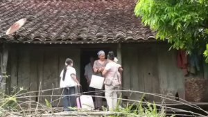 Возвращаясь в тёплые объятия родителей. Запах родного дома.