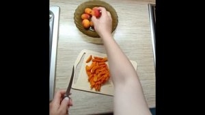 Песочный пирог с абрикосами и творогом