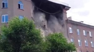 Стена аварийного дома рухнула вместе с межэтажными перекрытиями в Саратове.

Очевидцы засняли, как к