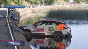 Автомобиль каршеринга вылетел в Москву-реку
