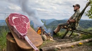 Гигантский стейк с сыром на костре в лесу