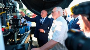 Аграрии Брестчины презентовали Лукашенко инновационный пресс-подборщик для уборки соломы